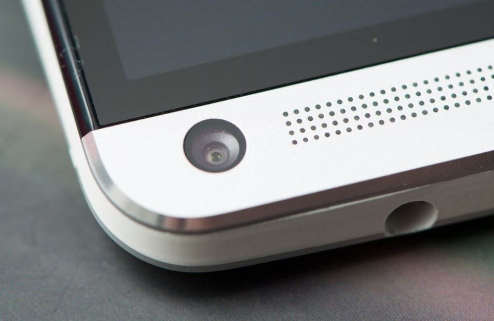 Støv mellom frontglass og linseelement på HTC One